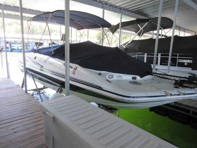 The Image of Hurricane 202 Sundeck Sport 2015 - 1