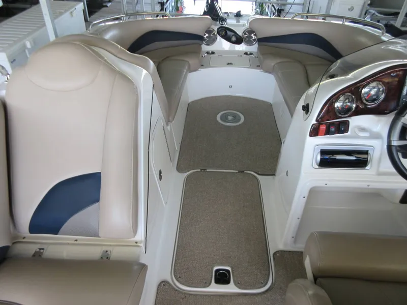 Slide: The Image of Hurricane 202 Sundeck Sport 2015 - 5