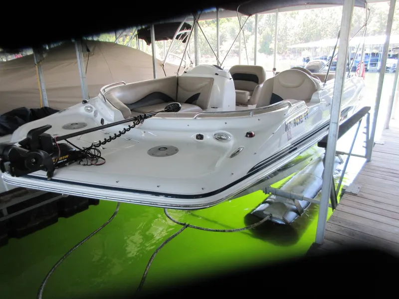 Slide: The Image of Hurricane 202 Sundeck Sport 2015 - 6