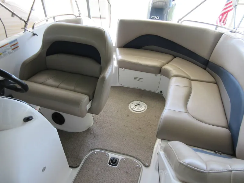 Slide: The Image of Hurricane 202 Sundeck Sport 2015 - 8