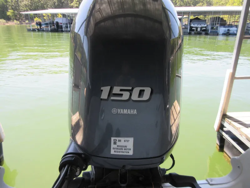 Slide: The Image of Hurricane 202 Sundeck Sport 2015 - 9