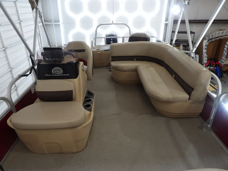 Slide: The Image of Sun Tracker 18 Bass Buggy 2019 - 12