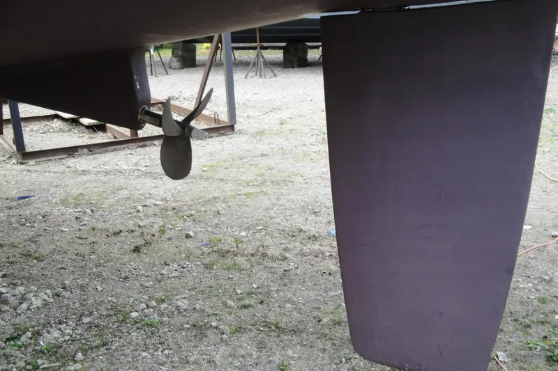 Slide: The Image of 2006 Beneteau Oceanis Clipper 423 keel and propeller on dry land. - 36