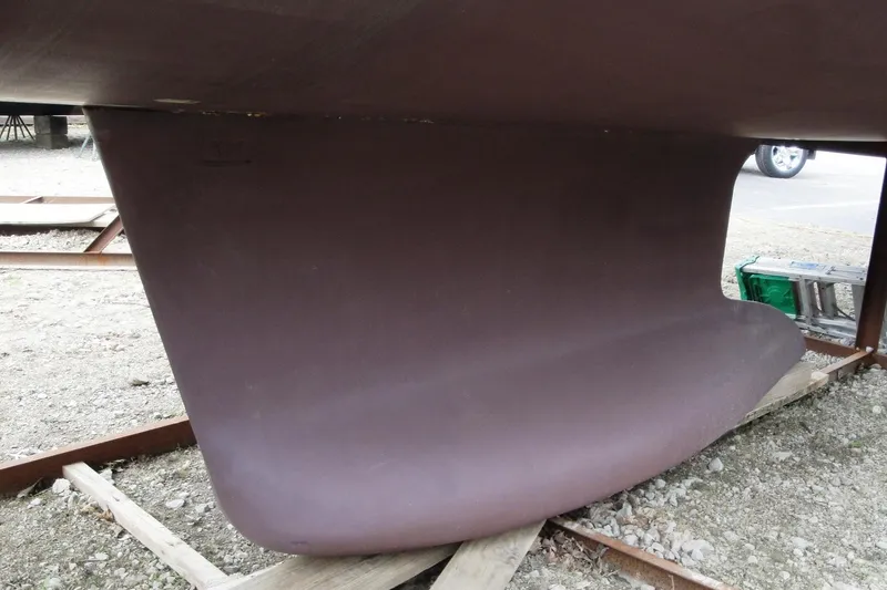Slide: The Image of Keel of 2006 Beneteau Oceanis Clipper 423 sailboat on dry dock. - 37
