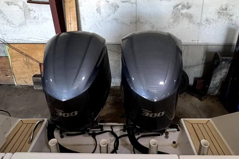 Slide: The Image of Twin Yamaha 300 engines on a 2007 Regulator 32 Forward Seating boat. - 15