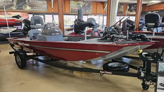 Slide: The Image of Tracker Bass Tracker Classic XL 2026 - 16