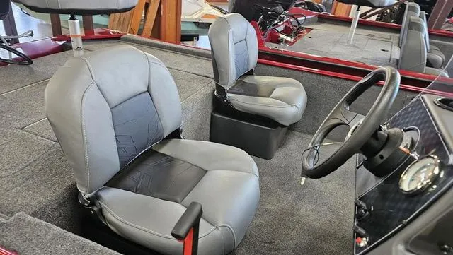 Slide: The Image of Tracker Bass Tracker Classic XL 2026 - 5