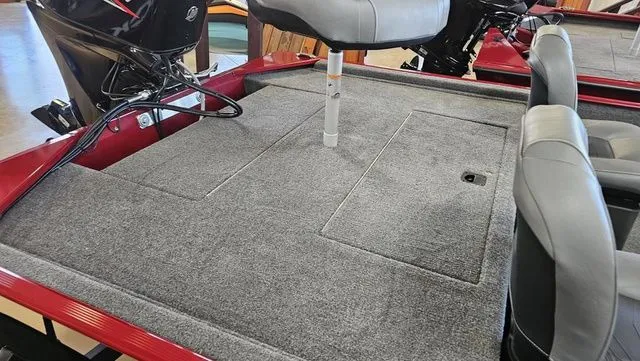 Slide: The Image of Tracker Bass Tracker Classic XL 2026 - 6