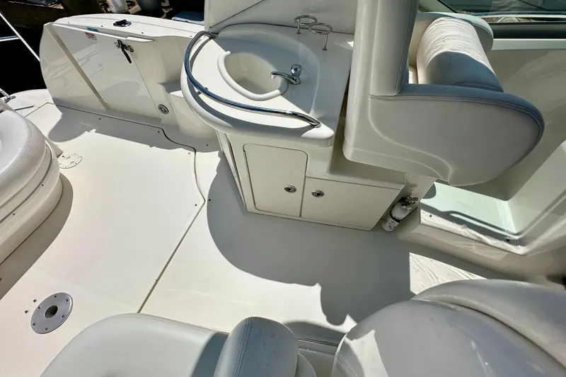 Slide: The Image of 2008 Sea Ray 340 Sundancer boat interior with sink and seating area. - 29