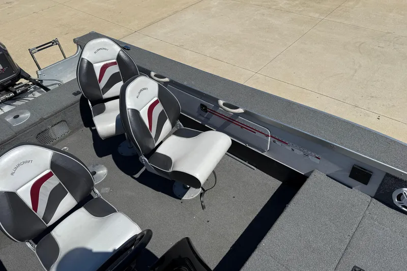 Slide: The Image of 1999 Alumacraft Tournament Pro 175 CS boat interior with two seats and fishing rod holder. - 12