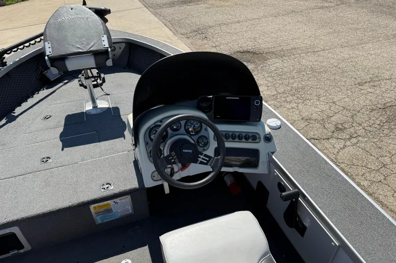 Slide: The Image of 1999 Alumacraft Tournament Pro 175 CS boat interior with steering console and seating. - 18