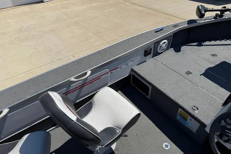 Slide: The Image of 1999 Alumacraft Tournament Pro 175 CS boat interior with seating and deck features. - 20