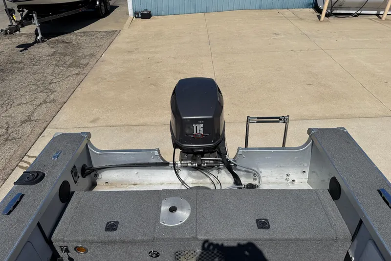 Slide: The Image of 1999 Alumacraft Tournament Pro 175 CS boat with 115 HP outboard motor. - 22