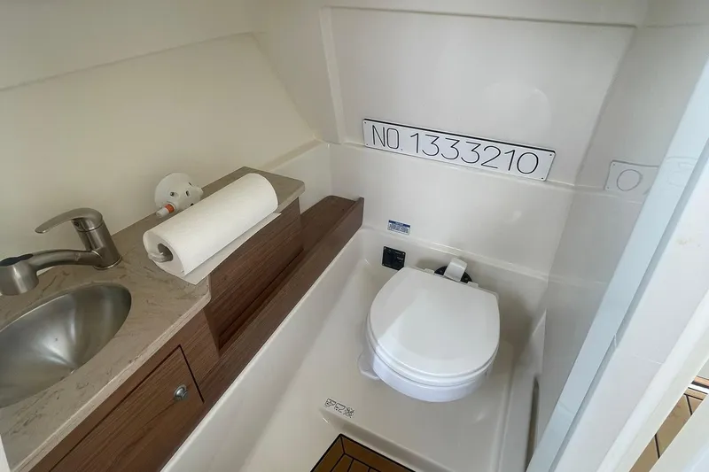 Slide: The Image of Boston Whaler 280 Vantage 2023 - 11