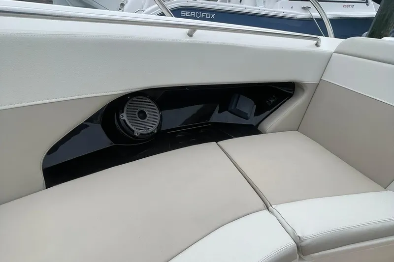 Slide: The Image of Boston Whaler 280 Vantage 2023 - 20
