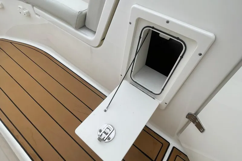 Slide: The Image of Boston Whaler 280 Vantage 2023 - 21