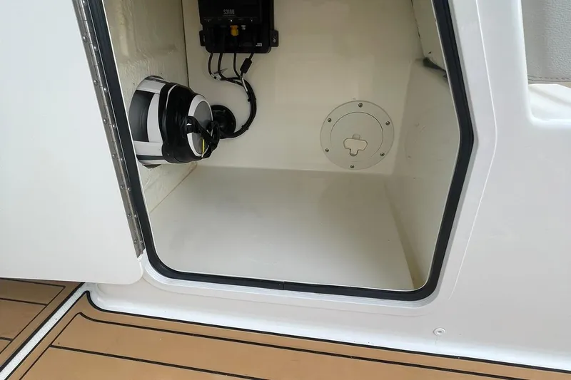 Slide: The Image of Boston Whaler 280 Vantage 2023 - 27