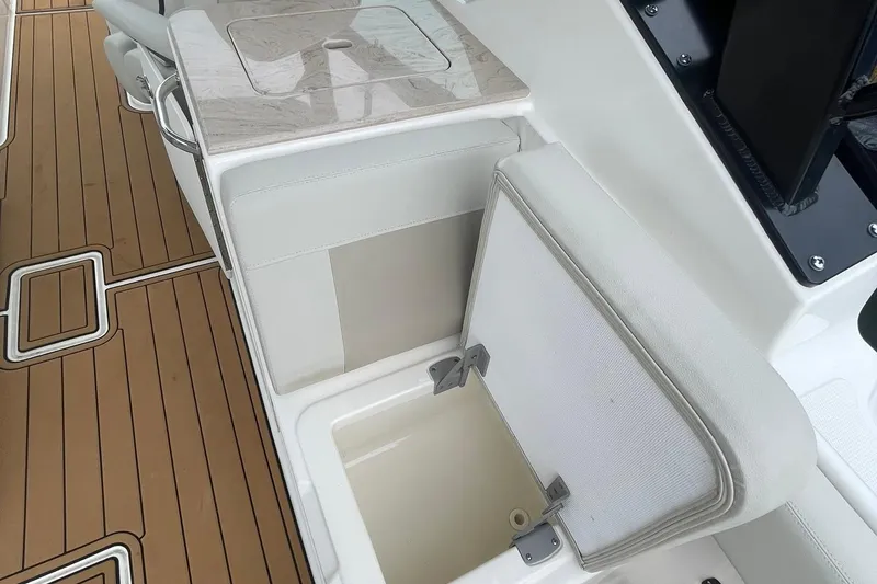 Slide: The Image of Boston Whaler 280 Vantage 2023 - 28