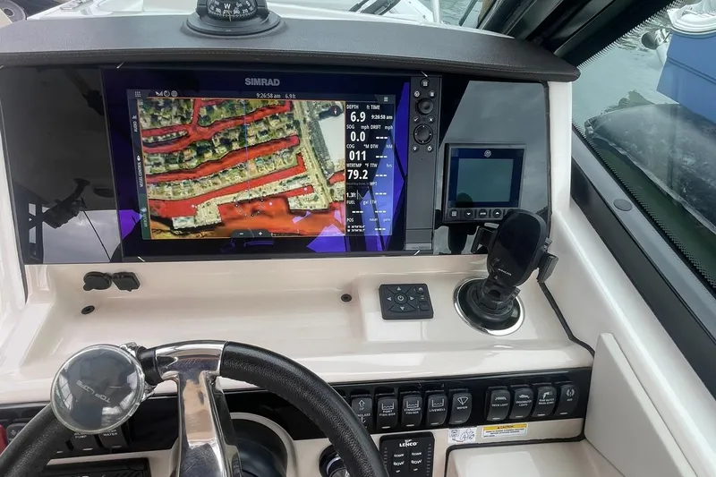 Slide: The Image of Boston Whaler 280 Vantage 2023 - 36