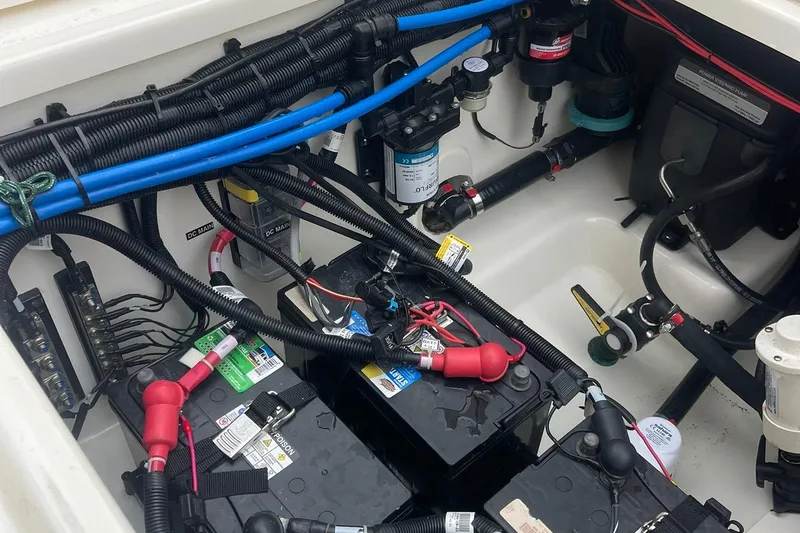 Slide: The Image of Boston Whaler 280 Vantage 2023 - 53