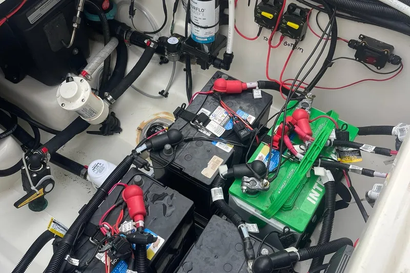 Slide: The Image of Boston Whaler 280 Vantage 2023 - 54