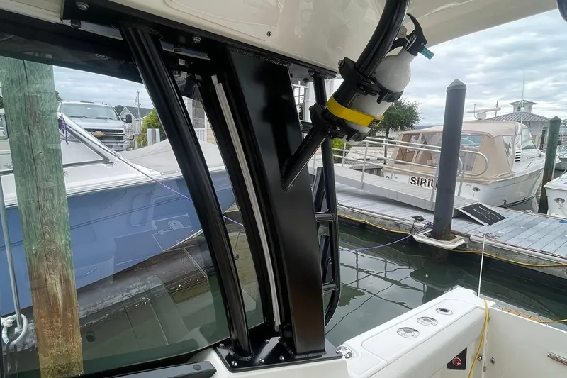 Slide: The Image of Boston Whaler 280 Vantage 2023 - 67