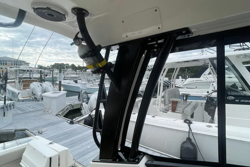 Slide: The Image of Boston Whaler 280 Vantage 2023 - 68