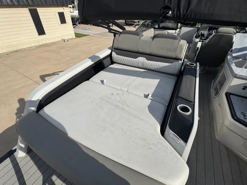 Slide: The Image of Tahoe CAS VRBW25T 2023 - 25