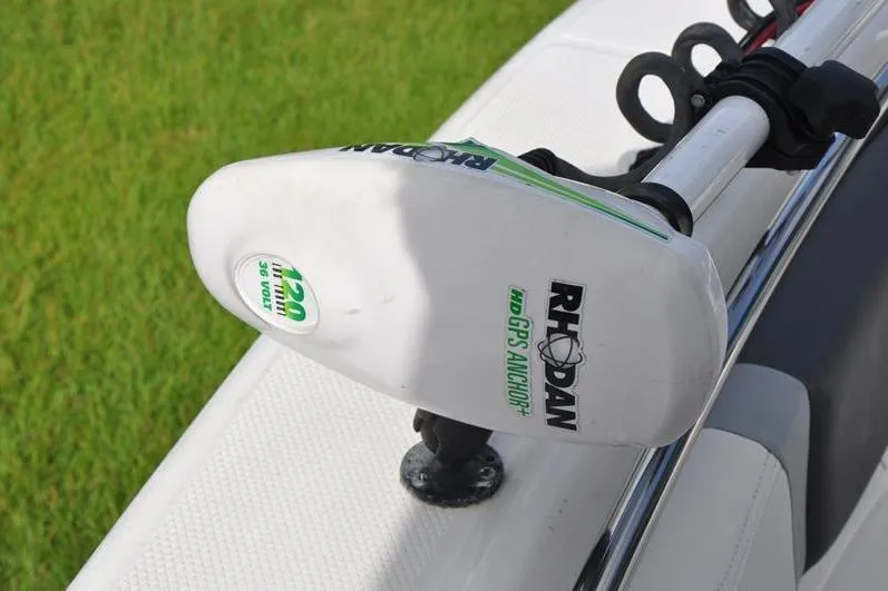 Slide: The Image of Robalo R272 Center Console 2023 with Rhodan GPS Anchor on deck. - 31