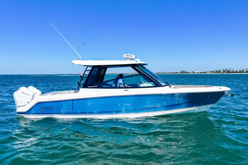 The Image of Boston Whaler 330 Vantage 2026 - 0