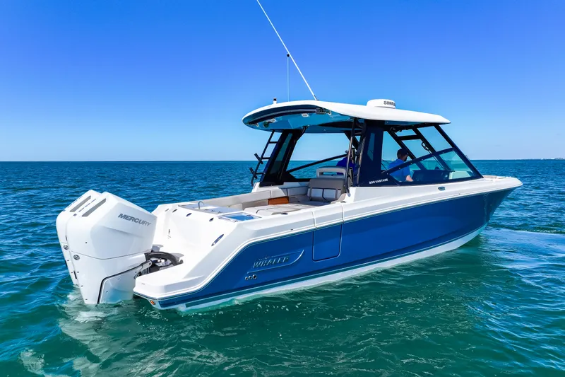 Slide: The Image of Boston Whaler 330 Vantage 2026 - 10