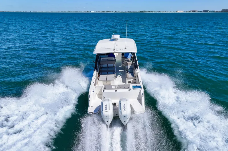 Slide: The Image of Boston Whaler 330 Vantage 2026 - 13