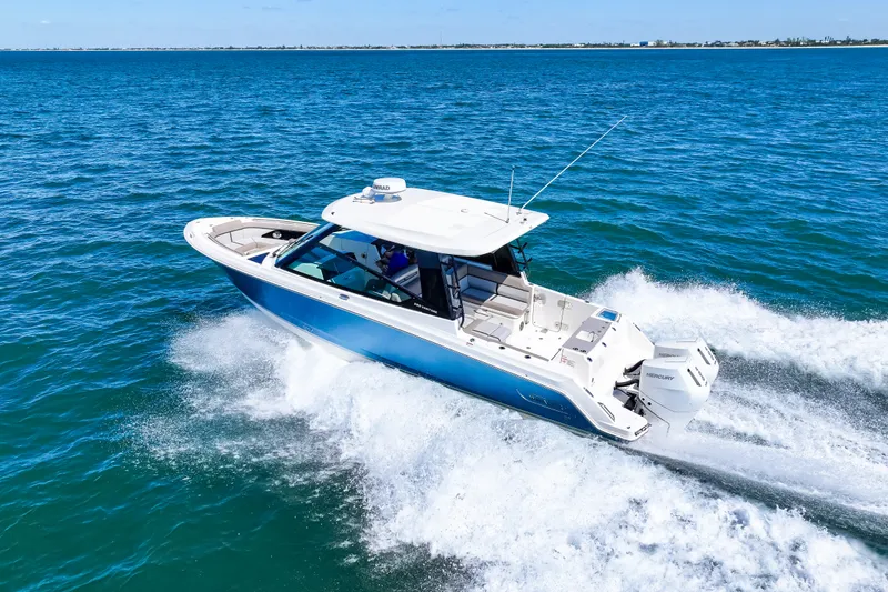 Slide: The Image of Boston Whaler 330 Vantage 2026 - 14