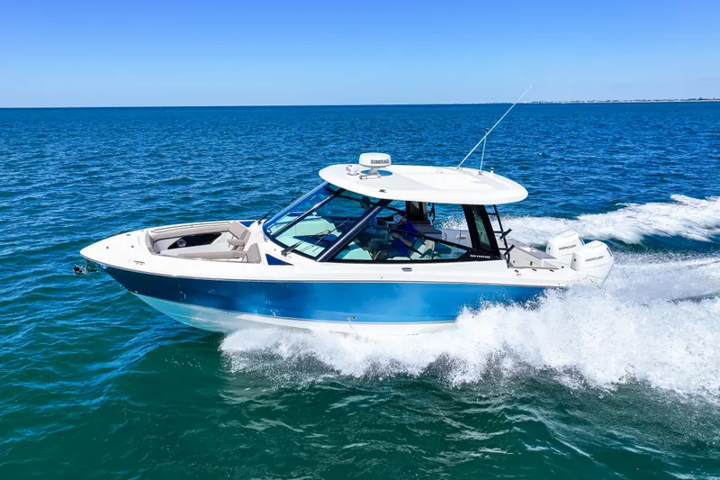 Slide: The Image of Boston Whaler 330 Vantage 2026 - 15