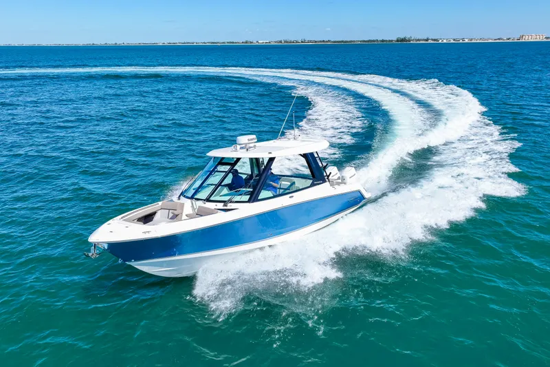Slide: The Image of Boston Whaler 330 Vantage 2026 - 16