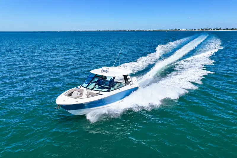 Slide: The Image of Boston Whaler 330 Vantage 2026 - 17