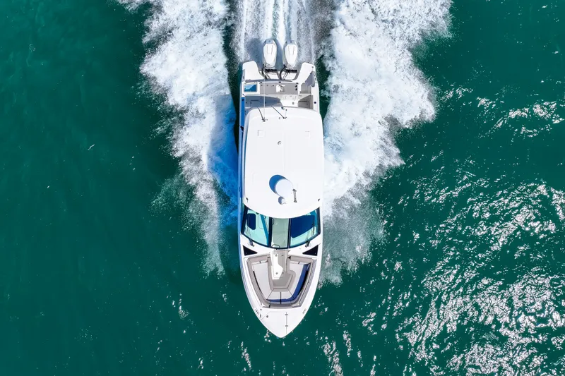 Slide: The Image of Boston Whaler 330 Vantage 2026 - 19