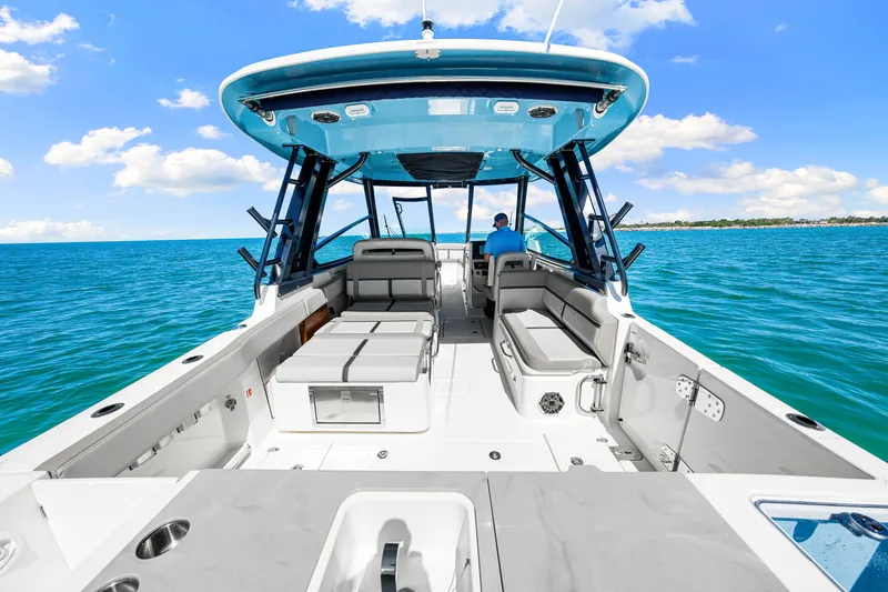 Slide: The Image of Boston Whaler 330 Vantage 2026 - 20