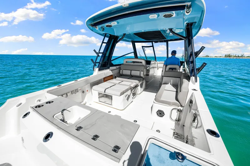 Slide: The Image of Boston Whaler 330 Vantage 2026 - 21