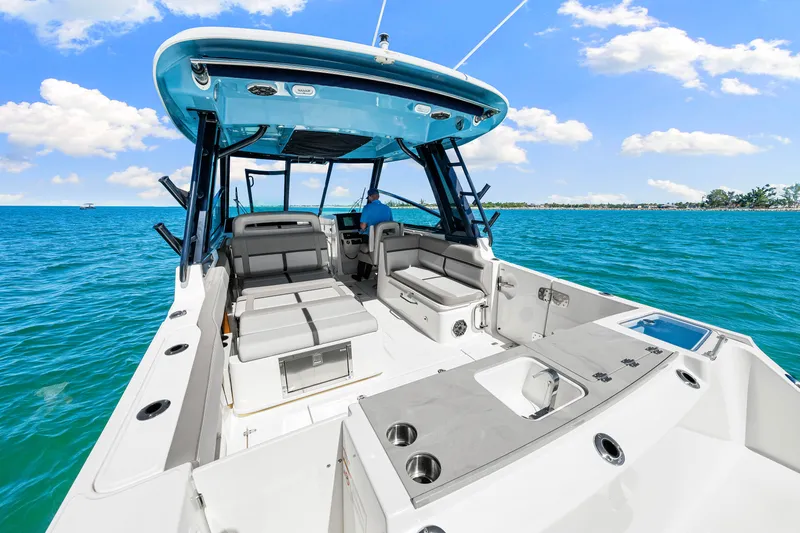 Slide: The Image of Boston Whaler 330 Vantage 2026 - 22