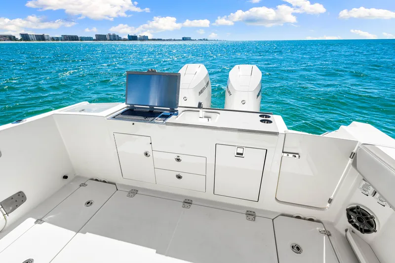 Slide: The Image of Boston Whaler 330 Vantage 2026 - 23