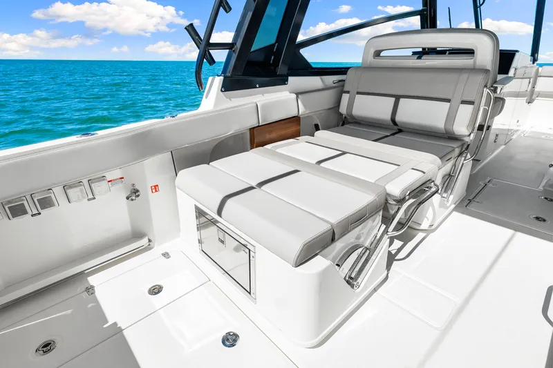 Slide: The Image of Boston Whaler 330 Vantage 2026 - 24