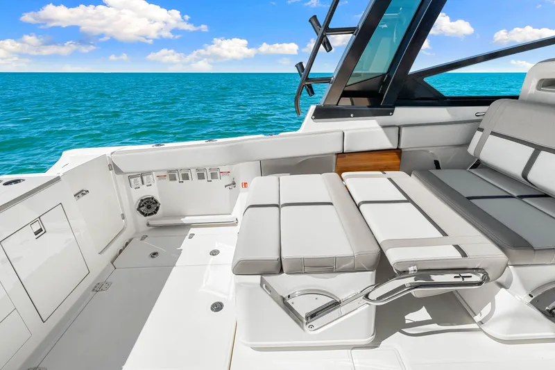 Slide: The Image of Boston Whaler 330 Vantage 2026 - 25