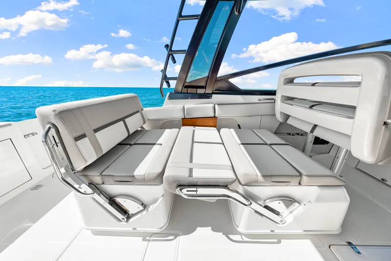 Slide: The Image of Boston Whaler 330 Vantage 2026 - 26
