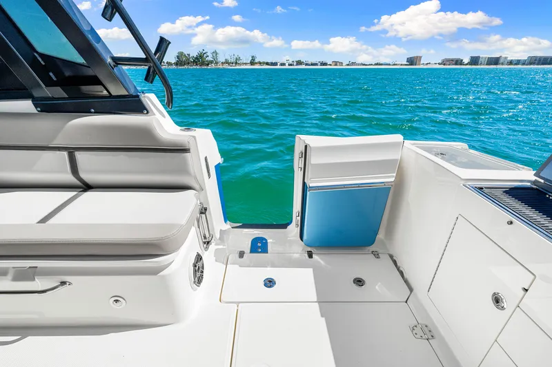 Slide: The Image of Boston Whaler 330 Vantage 2026 - 28