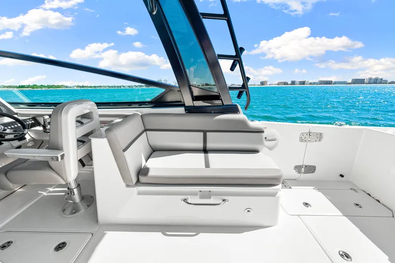 Slide: The Image of Boston Whaler 330 Vantage 2026 - 29