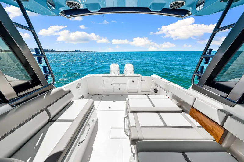 Slide: The Image of Boston Whaler 330 Vantage 2026 - 31