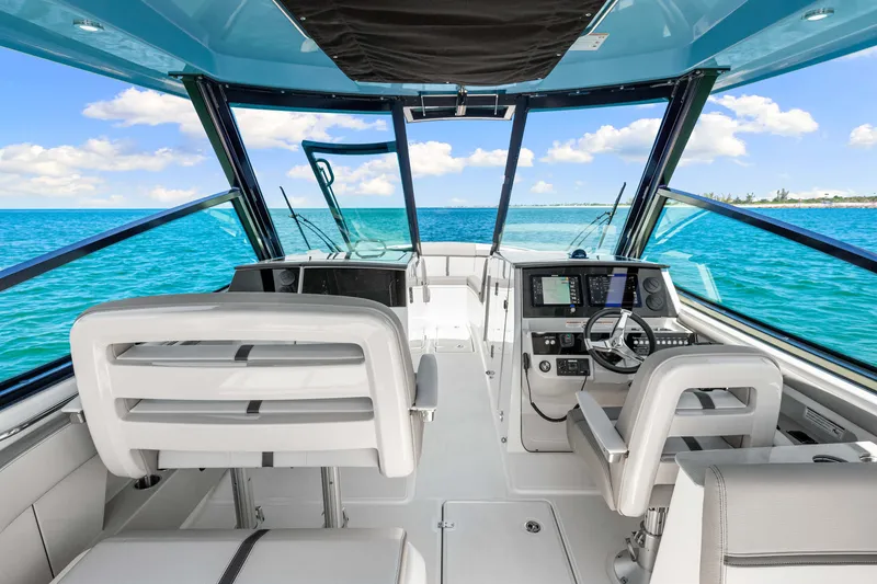 Slide: The Image of Boston Whaler 330 Vantage 2026 - 32