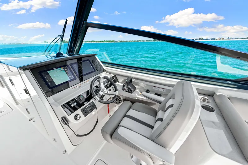 Slide: The Image of Boston Whaler 330 Vantage 2026 - 33