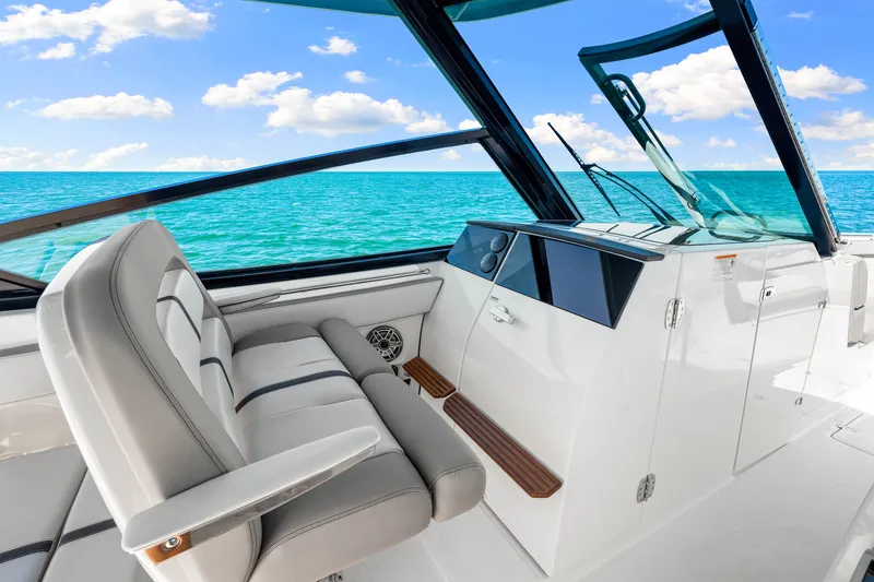 Slide: The Image of Boston Whaler 330 Vantage 2026 - 35